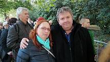 Žižičtí byli na Žofíně už ve dvě hodiny ráno, aby se rozloučili s Karlem Gottem. Na snímku starosta Žižic Vratislav Rubeš s manželkou Marcelou.