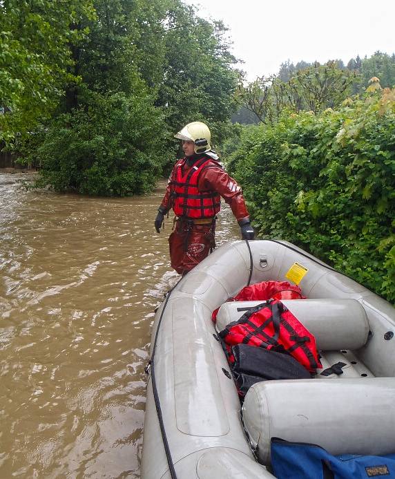 Záchranná akce hasičů v chatových oblastech na Bratronicku a Unhošťsku.
