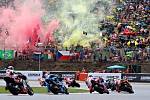 Atmosféra na „stadionu“ během zahřívacího kola MotoGP.