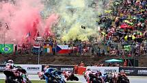 Atmosféra na „stadionu“ během zahřívacího kola MotoGP.