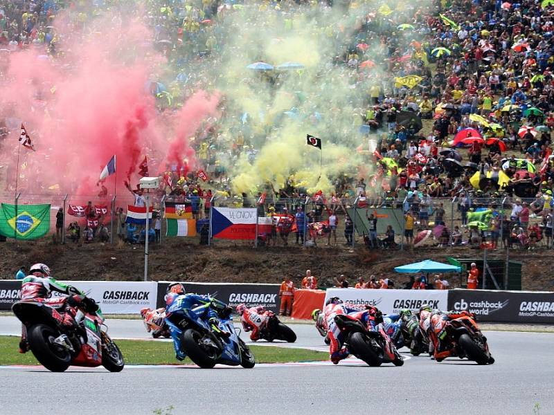 Atmosféra na „stadionu“ během zahřívacího kola MotoGP.