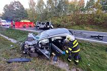 Na silnici I/16 se 13. října 2021 srazil osobák s dodávkou, dva lidé uhořeli, čtyři jsou těžce zranění.