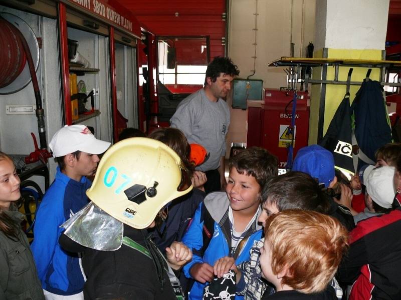 Hasiči v Kladně potěšili děti na jejich svátek ukázkou techniky při Dni otevřených dveří. 