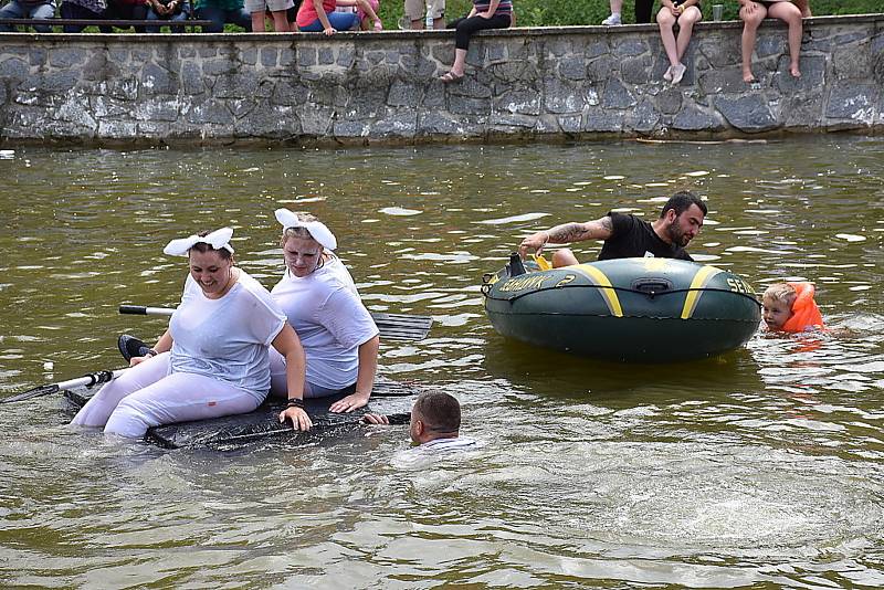 Z dětského dne v Poštovicích, odhalení znaku a vodní radovánky.