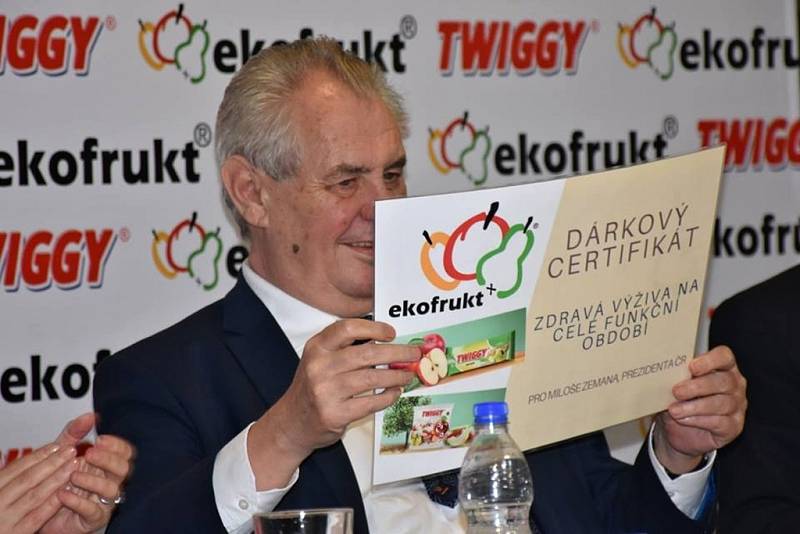 Prezident Miloš Zeman na návštěvě ve Slaném v ovocnářské společnosti Ekofrukt, kde se setkal také se zaměstnanci.
