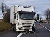 Nehoda osobního auta s nákladním u Slaného 27. prosince 2022.