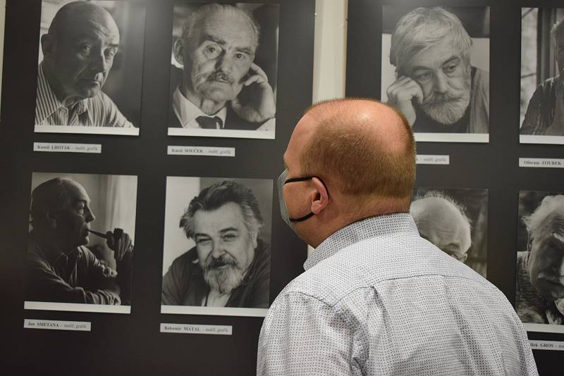 Ve Stochově byla zahájena výstava Portréty slavných.