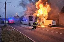 Z požáru autobusu v obci Malé Přítočno na Kladensku.