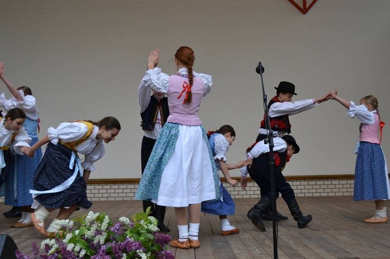 Nedělní program folklorního festivalu v místním amfiteátru.