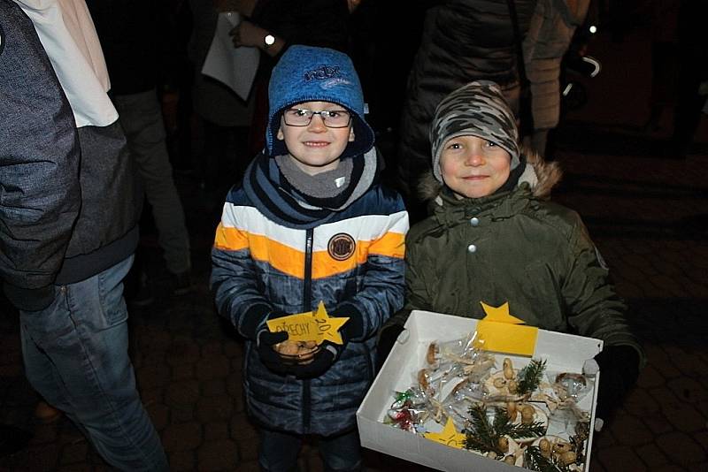 Kladensko zpívalo koledy s Deníkem také před 3. Základní školou ve Slaném. Dorazilo opět několik stovek lidí.