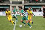 Fotbalisté FK ROBSTAV Přeštice (hráči ve žlutých dresech) prohráli v neděli odpoledne ve 4. kole třetí ligy s domácí Hostouní 0:1.