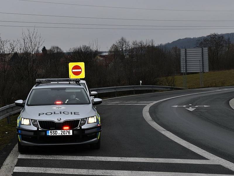 Dálniční policie - kontrola u Nové Vsi - rozhraní čtyř okresů. Hlídka ve směru od Litoměřic na Prahu.