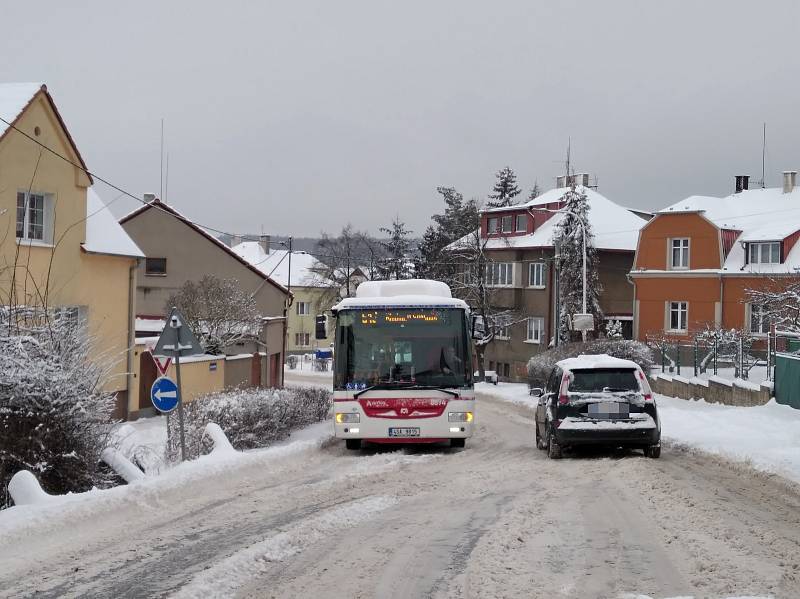 Sníh v Kladně a okolí způsobuje v pondělí nemalé problémy řidičům.