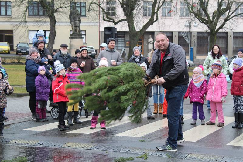 Nedělní soutěž v hodu stromkem sledovaly na novostrašeckém náměstí desítky lidí.