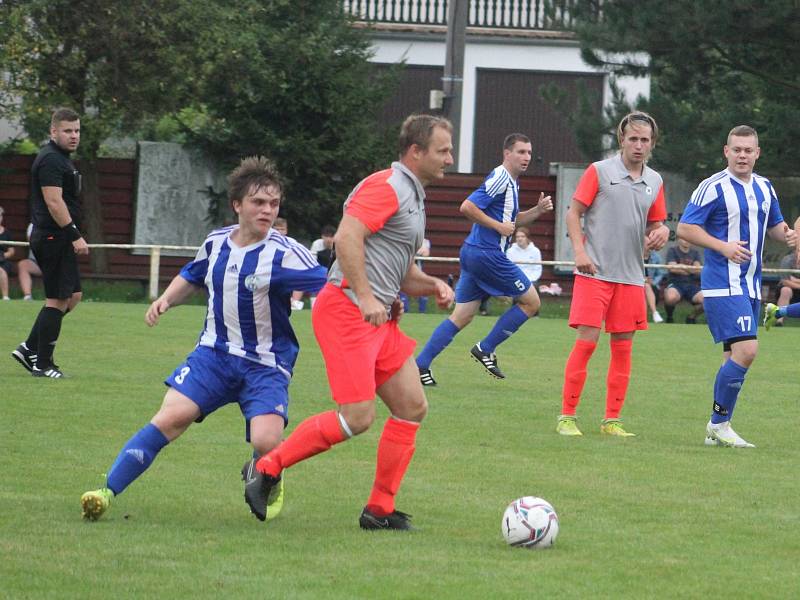 I. B třída, 2. kolo: Slovan Velvary B (v modrobílém) - Slavia Velký Borek (4:0)