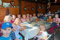 Děti z družiny 2. základní školy ve Slaném navštívily Zahrádkářskou kolonii pod Božím hrobem ve Slaném.