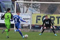 Fotbalisté Velvar (v modrém) v 19. kole ČFL B rozstříleli rezervu FK Mladá Boleslav 5:0.