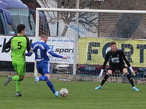 Fotbalisté Velvar (v modrém) v 19. kole ČFL B rozstříleli rezervu FK Mladá Boleslav 5:0.