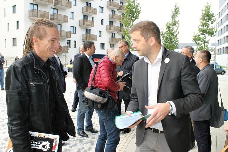 Středeční výlet Deník busem s deseti lídry středočeských politických stran, adepty do parlamentu, z Prahy až na Rakovnicko.