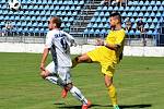 Kladno (v bílém) přežilo penaltu soupeře i vyloučení a zdolalo Neratovice 2:1.