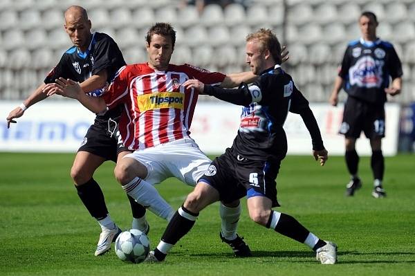 Žižkov - Kladno 2:2, Ondřej Szabo v souboji s exkladenským Tomášem Procházkou