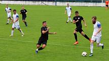 Divize B: Kladno (v bílém) přehrálo Chomutov 3:0. Nová posila Kladna Jakub Balšánek (vpravo)