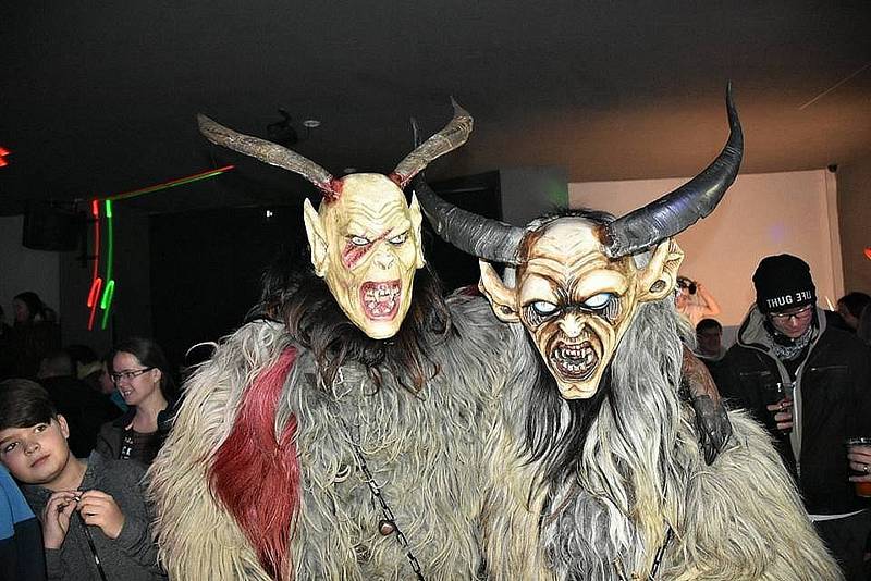 Krampusové ve Slaném a v Libušíně.