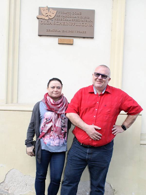 Alena Šandová a Martin Doupovec před rodným domem Olgy Scheinpflugové ve Slaném.