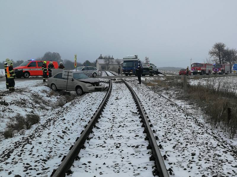 Střet vlaku s osobním autem poblíž Chýně se obešel bez zranění