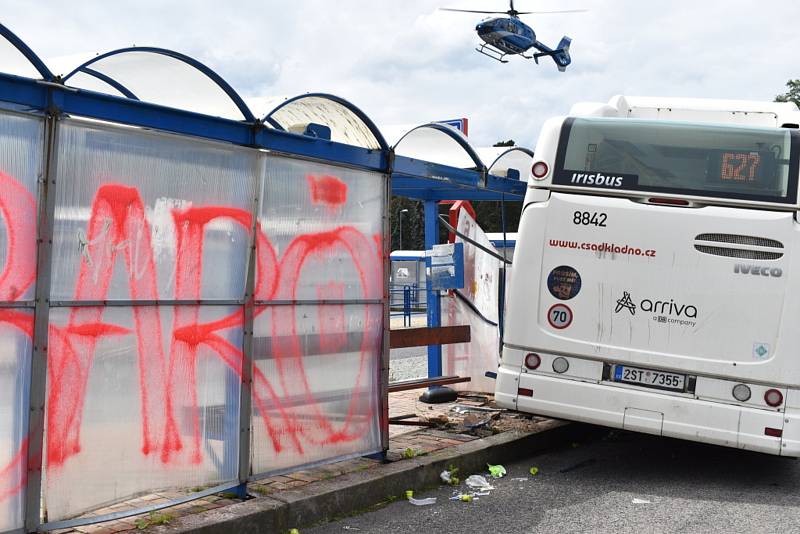 Autobus ve Slaném smetl zastávku, jeden chlapec zemřel.