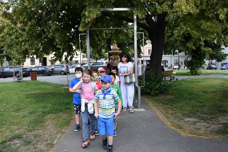 Lidé u mlžítka ve Slaném.