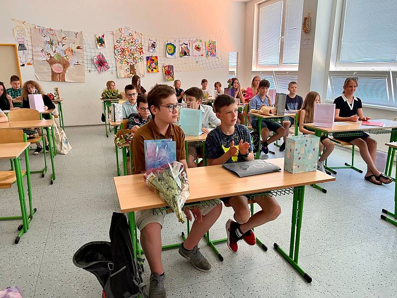 Školáci ze slánské Rabasovky obdarovali ukrajinské uprchlíky a převzali si vysvědčení.