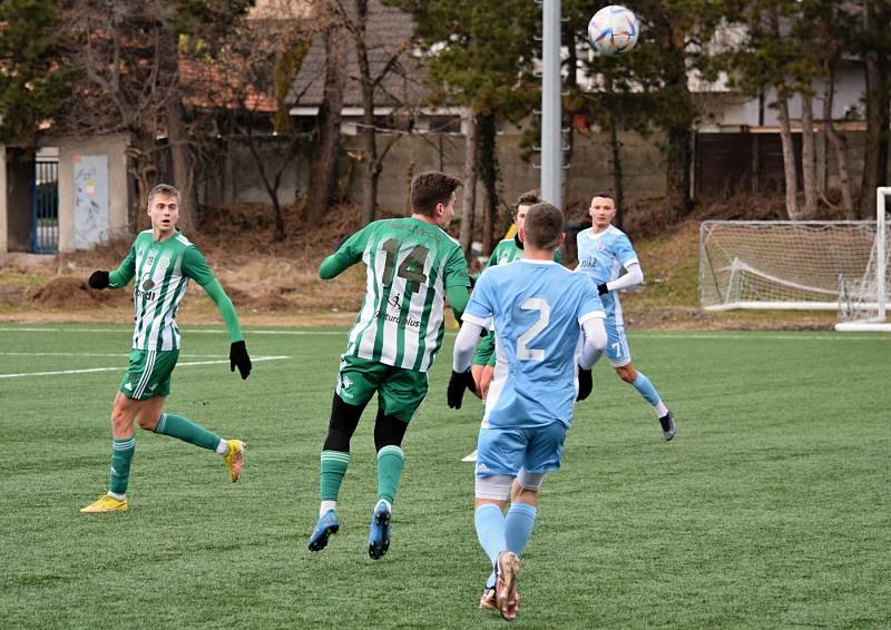 Slovan Bratislava B (ve světle modrém) porazil v přípravě Sokol Hostouň 2:1.