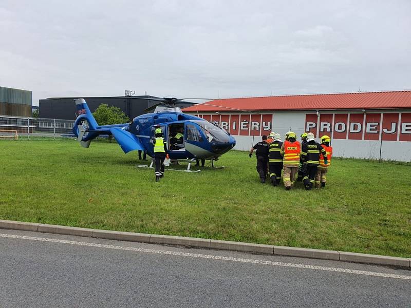 U Dobrovíze se stala v neděli odpoledne tragická nehoda, jeden člověk zemřel, další dvě osoby byly zraněny, z toho jedna těžce.