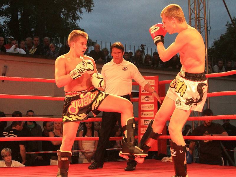 Real Fight Night. Galavečer boxu a kickboxu proběhl v zajímavém prostředí zahrady u kladenského zámku 15. 9. 2012