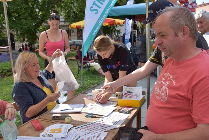 Sraz auto a moto veteránů v Novém Strašecí, Stochově a na Bucku.