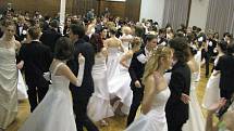 Taneční hodiny ve slánském Grandu byly i tentokrát navštíveny několika stovkami hostů. Konal se totiž slavnostní věneček.