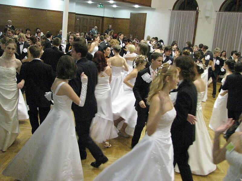 Taneční hodiny ve slánském Grandu byly i tentokrát navštíveny několika stovkami hostů. Konal se totiž slavnostní věneček.