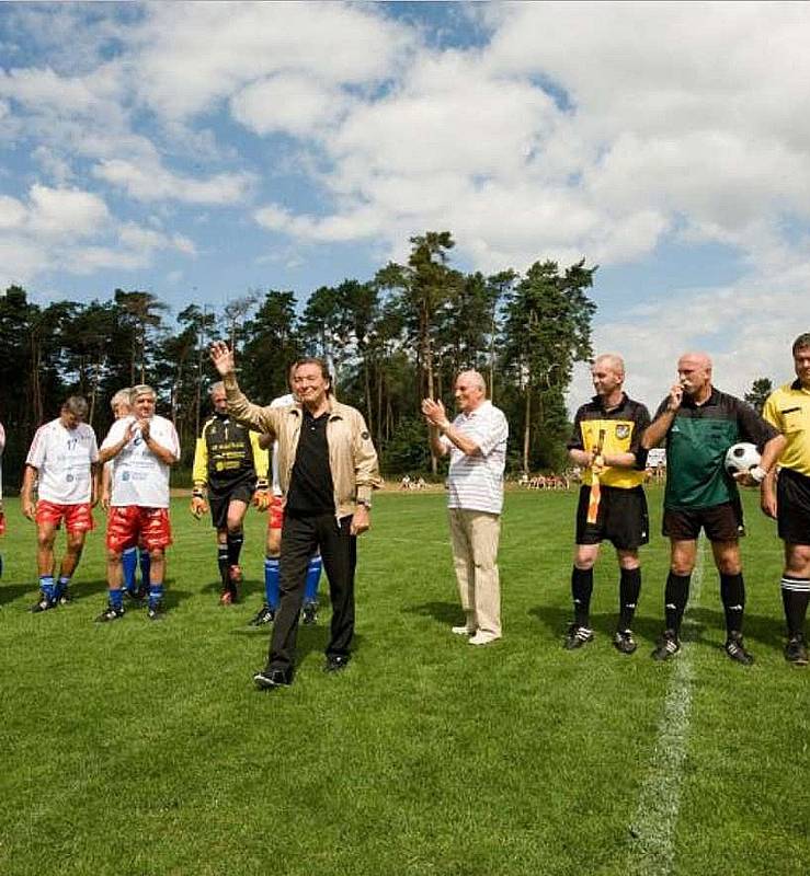 Karel Gott zavítal v létě roku 2008 do Zichovce, kde slavnostně zahajoval exhibiční fotbalový zápas. V něm se utkala pražská Amfora, jejíž mužstvo bylo složeno z řady známých osobností, proti zichovecké staré gardě.