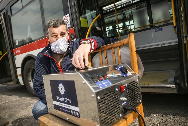 Areál kladenské ČSAD MHD se proměnil v překladiště dezinfekce a výdejnu roušek i respirátorů.