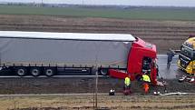 Nehoda tří kamionů uzavřela silnici u Slaného na dlouhé hodiny.