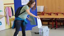 Lidé volicí ve volebních místnostech v budově kladenské základní školy v Doberské ulici.