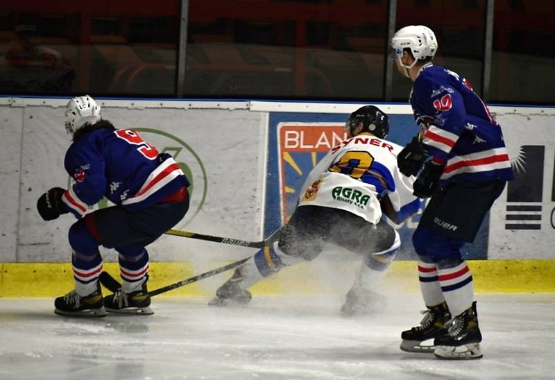 II. liga: Děčín (v modrém) porazil doma po velkém obratu Řisuty 7:4.