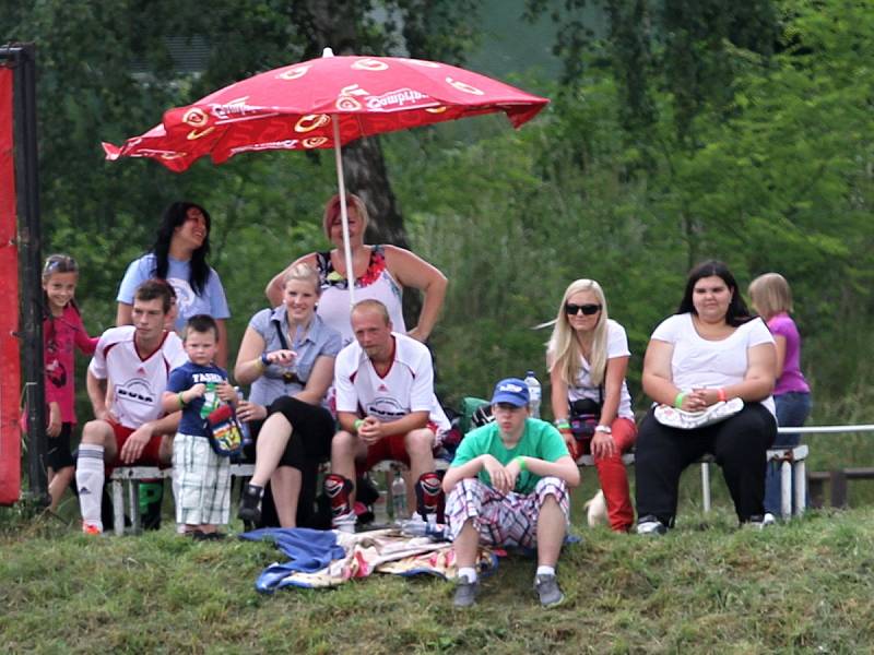 Čtvrtý ročník Memoriálu Michala Ježka v Knovízi opět vyšperkovala účast hokejových hvězd Ondřeje Pavelce, Michaela Frolíka nebo Jiřího Tlustého. A také mnoho diváků.