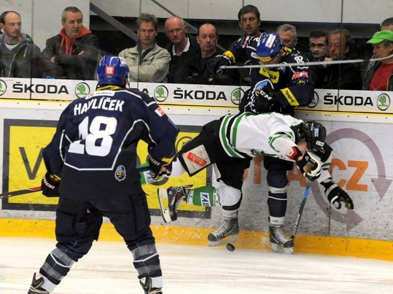 Mladá Boleslav (v bílém) v prvním duelu baráže rozprášila Kladno 6:1. 