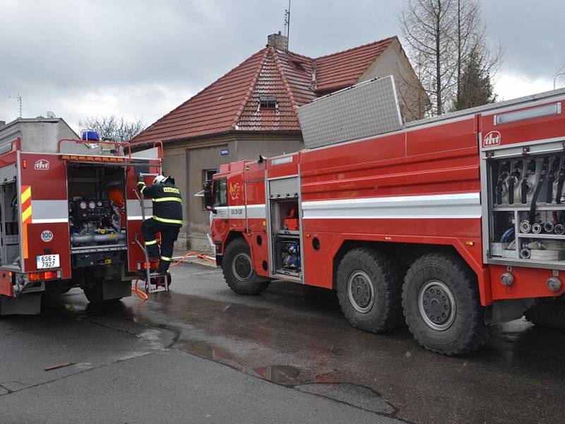 Požár domu na křižovatce Rakovnické a Husovy ulice v Kladně-Rozdělově.