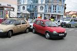 Opel Corsa svědky trochu vyděsil, auto se rozjelo samo bez řidiče a nabouralo do zaparkovaného audi.