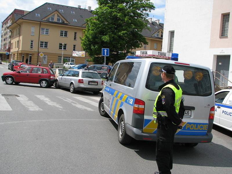 Opel Corsa svědky trochu vyděsil, auto se rozjelo samo bez řidiče a nabouralo do zaparkovaného audi.