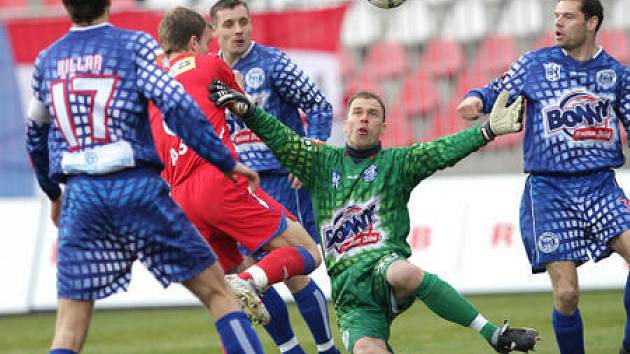 Rozruch  před kladenskou brankou zapříčinil centrovaný míč a dotírající brněnský útočník Pavel Simr.