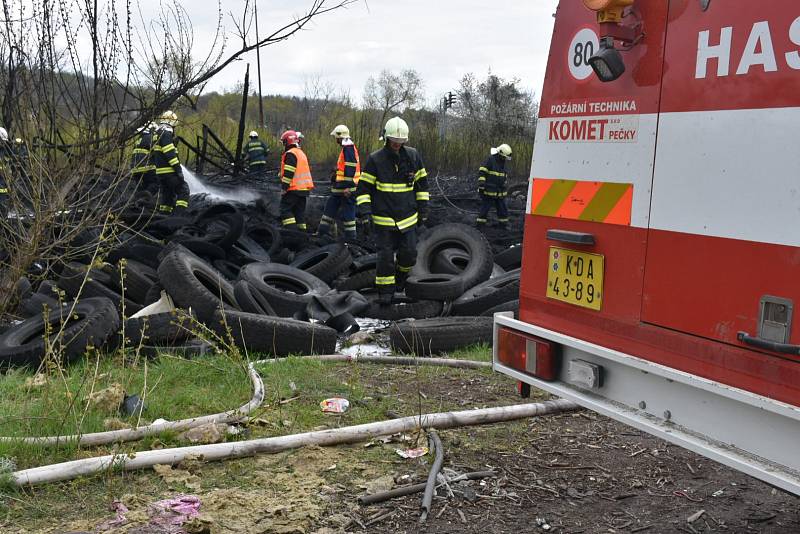 V areálu bývalé Poldovky v Kladně někdo zapálil skládku asi pět stovek pneumatik.